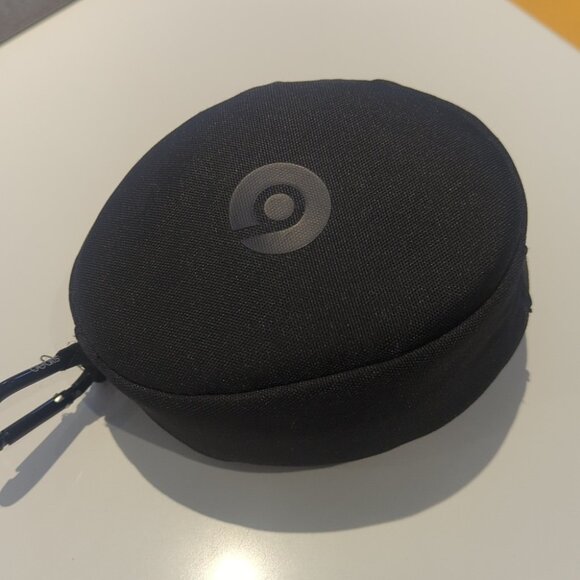 Beats Solo3 Wireless and Wired On-Ear Headphones Like New - Picture 4 of 4